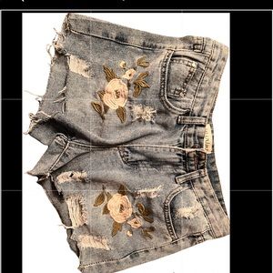 En creme small denim shorts